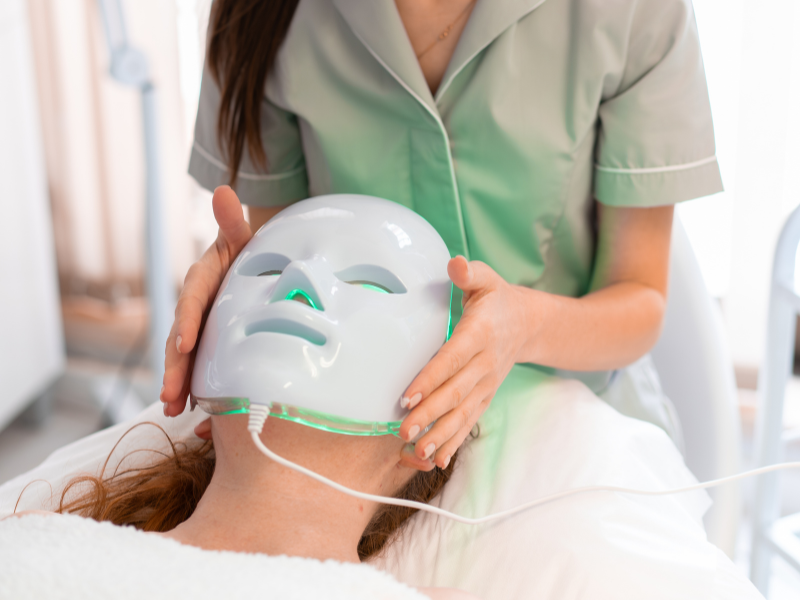 hydrafacial-mask-on-lady-face