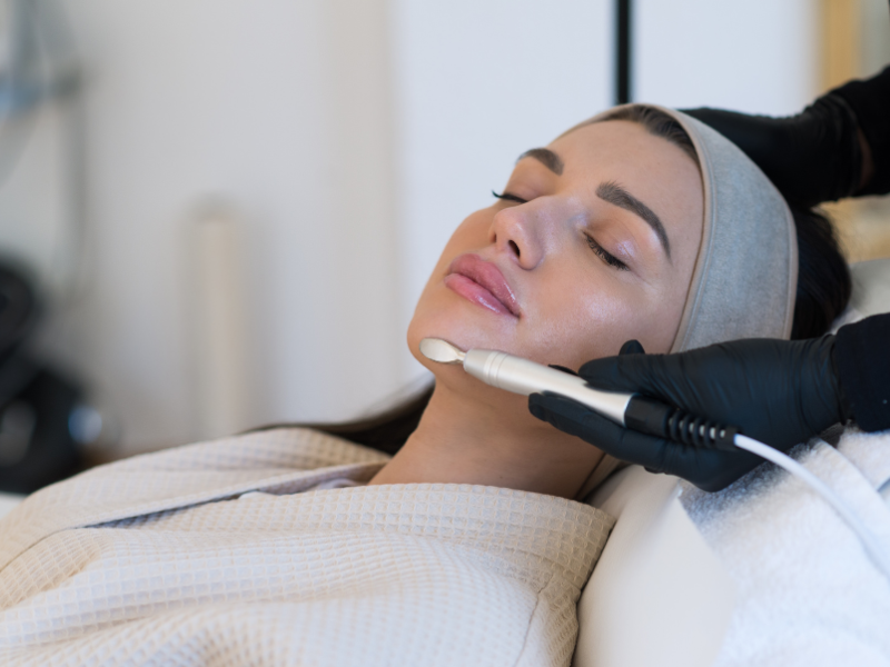 hydrafacial-procedure-on-female