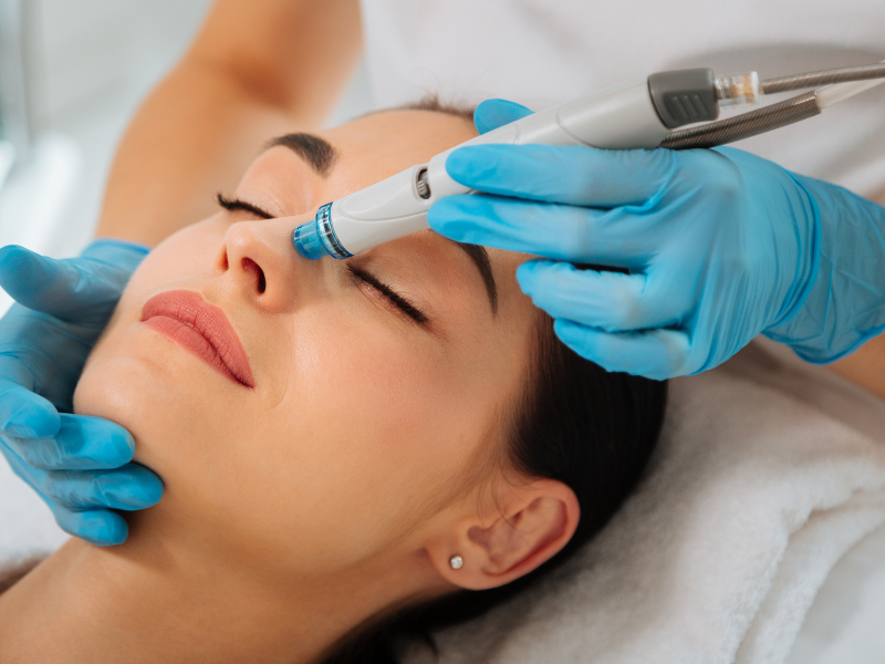 hydrafacial-procedure-on-young-lady
